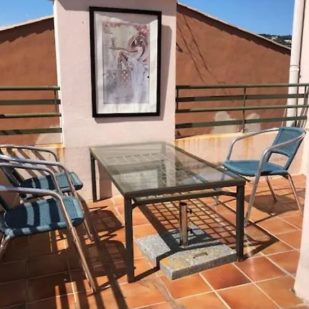 2 Pieces 2 Terrasses 100 M Croisette Tres Clair.